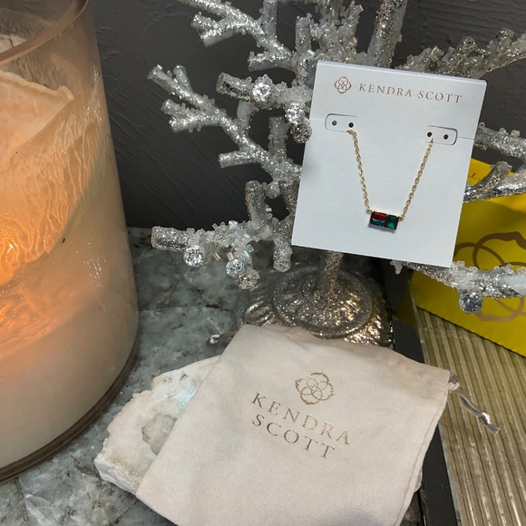 Kendra Scott Jamie Gold Short Pendant Necklace in Multi Mix - Picture 5 of 6